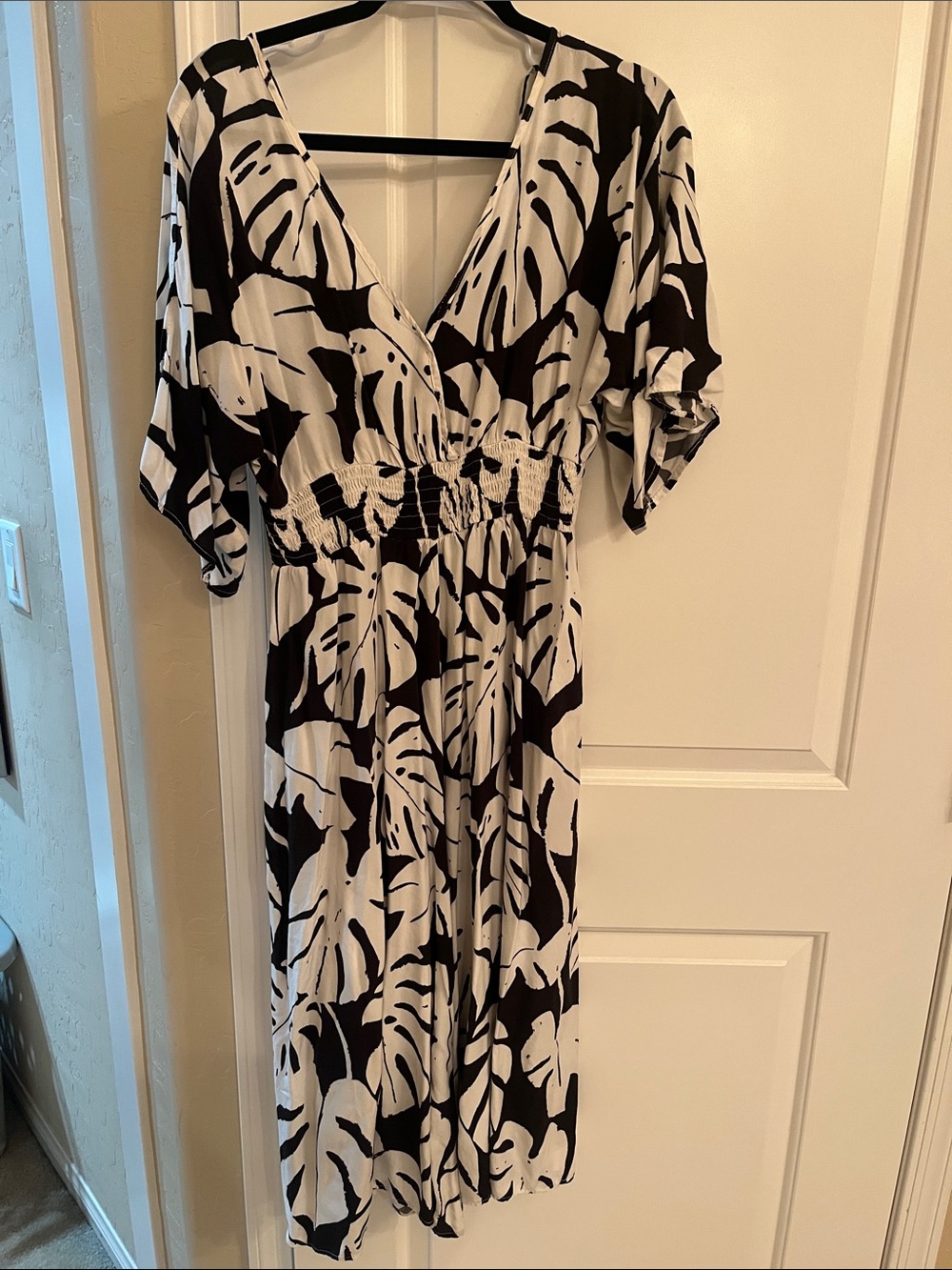 Black & White Tropical-Print jumpsuit with V-Neck